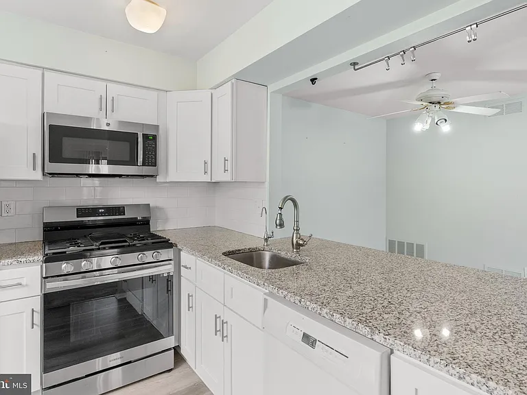 164 Bradford Ct #B — Photo 4