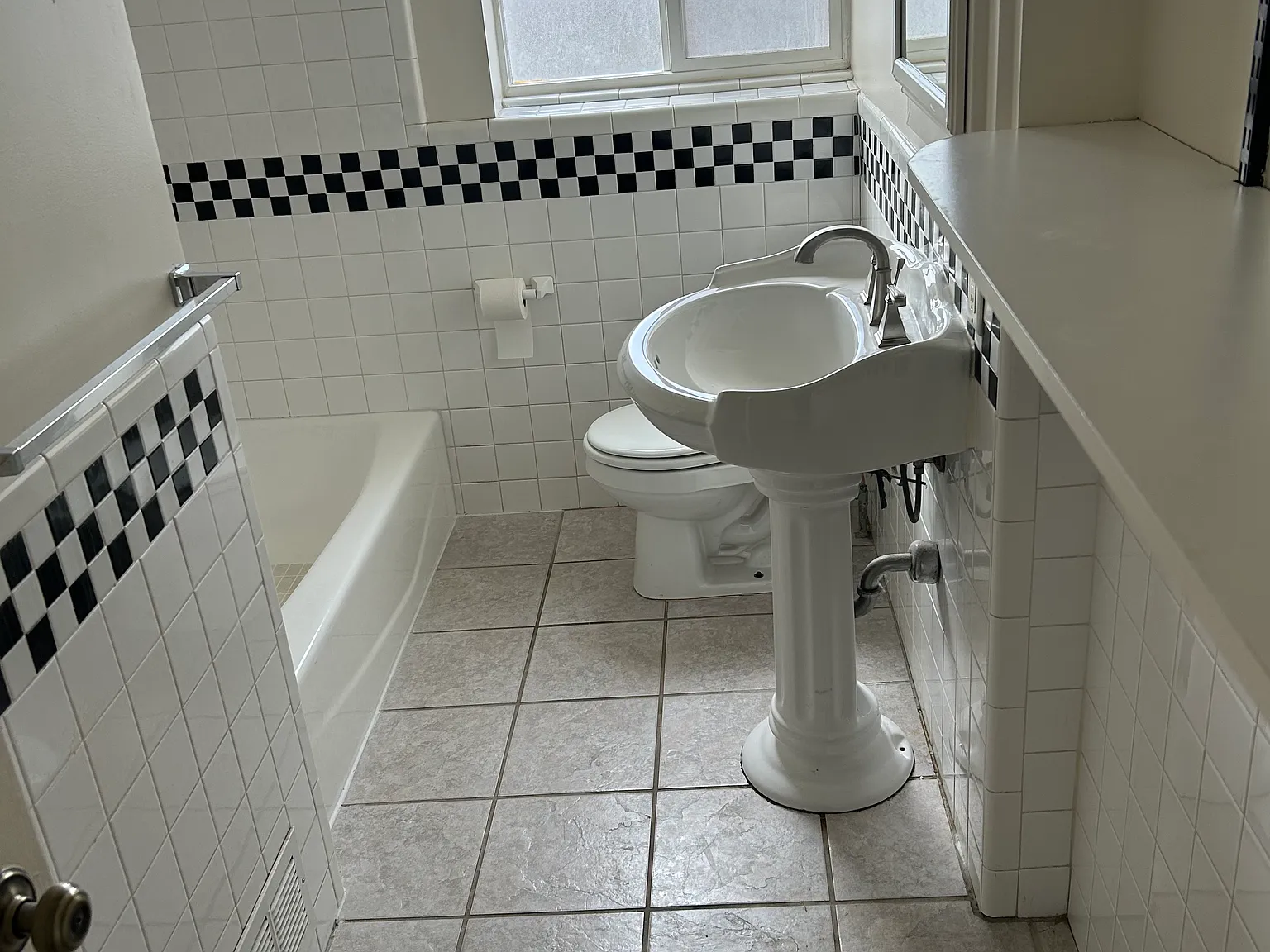 5 bed, 2600 sqft, $3,200 — Photo 4