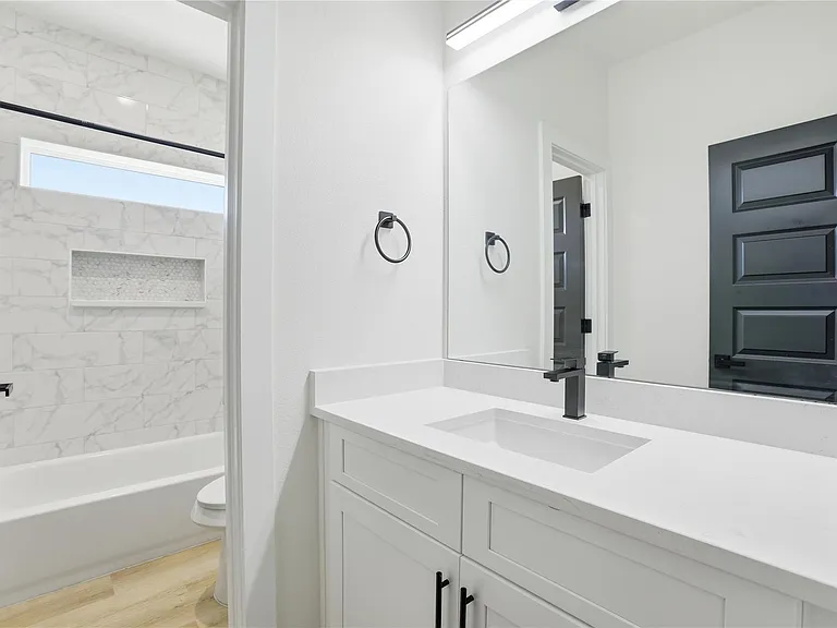 712 Delano St #A — Photo 22