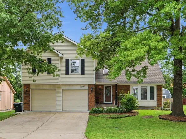 1240 E Sleepy Hollow Dr, Olathe, KS 66062