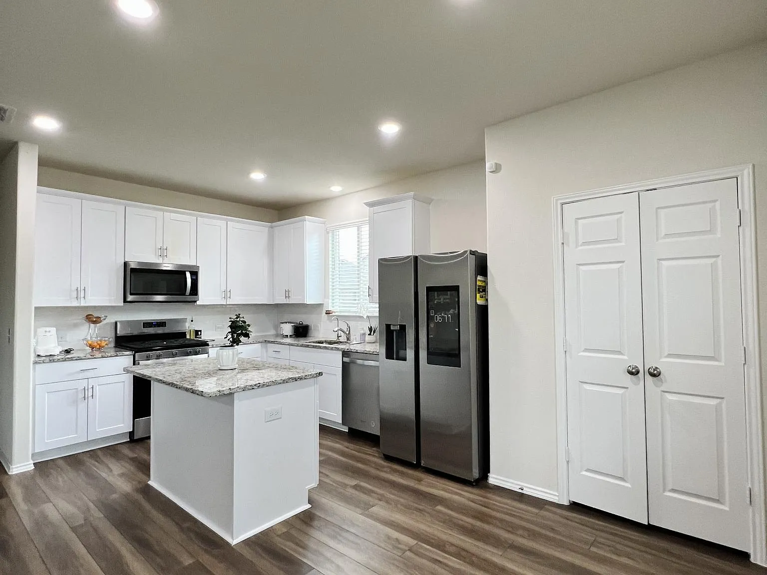 4 bed, 2358 sqft, $2,395 — Photo 4