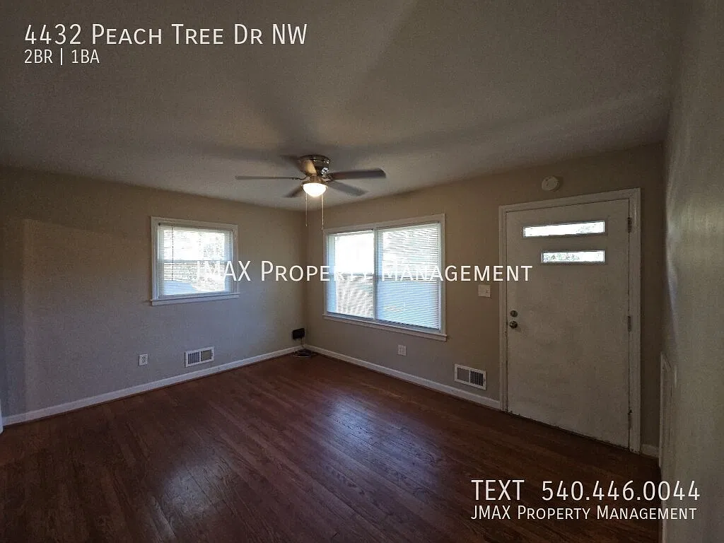 Spacious 2 Bedroom Home with Fenced Yard! — Photo 2