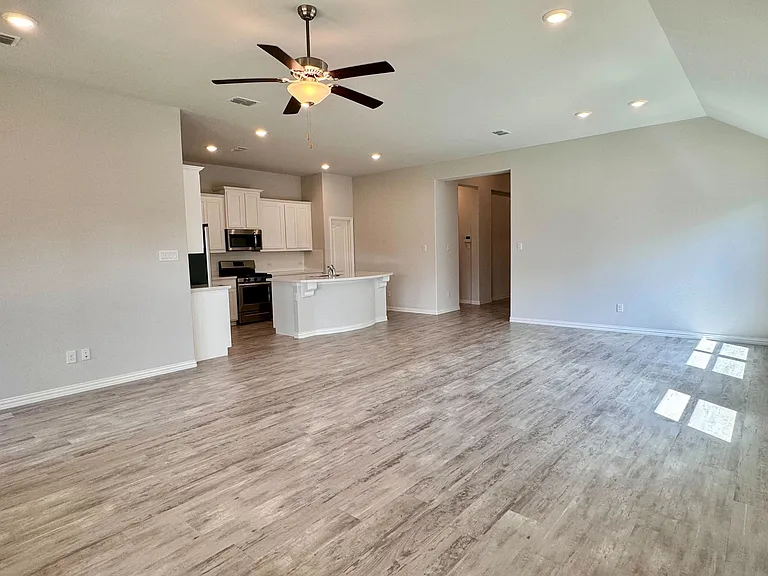 447 Prairie View Dr — Photo 3
