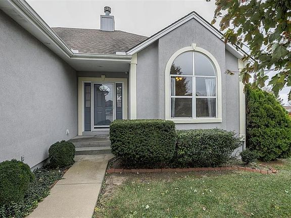 2nd image of 604 NW Albatross Cir