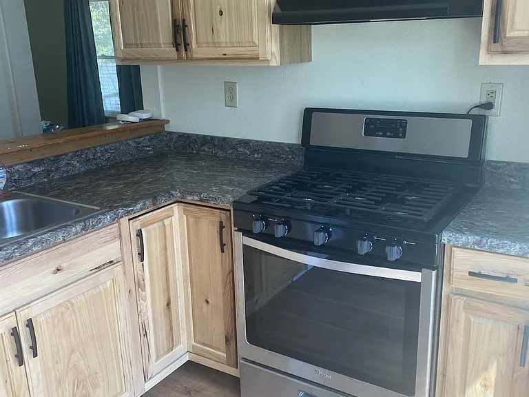 313 E College St — Photo 4