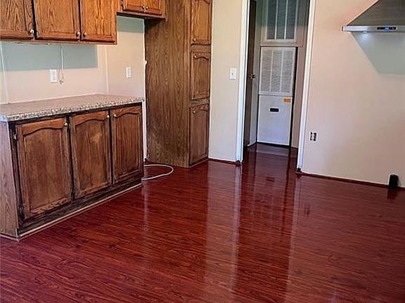 4th image of 309 W 10th St
