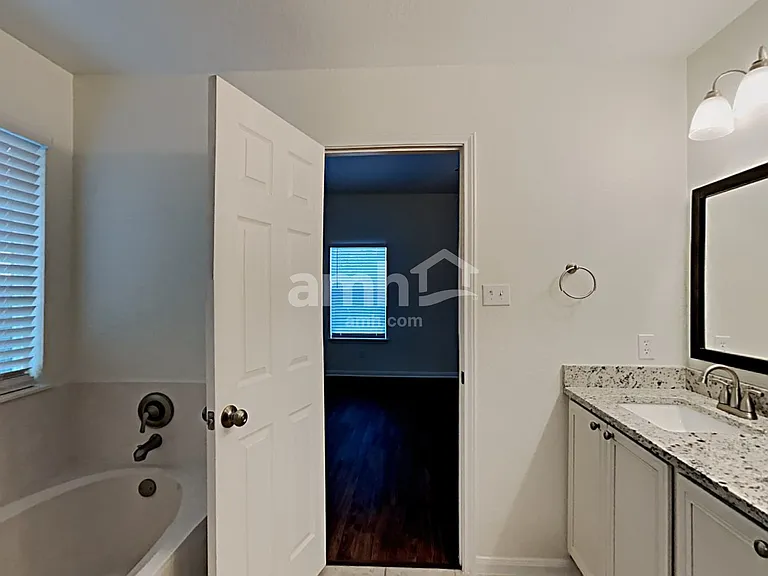 1038 Lauren St — Photo 15