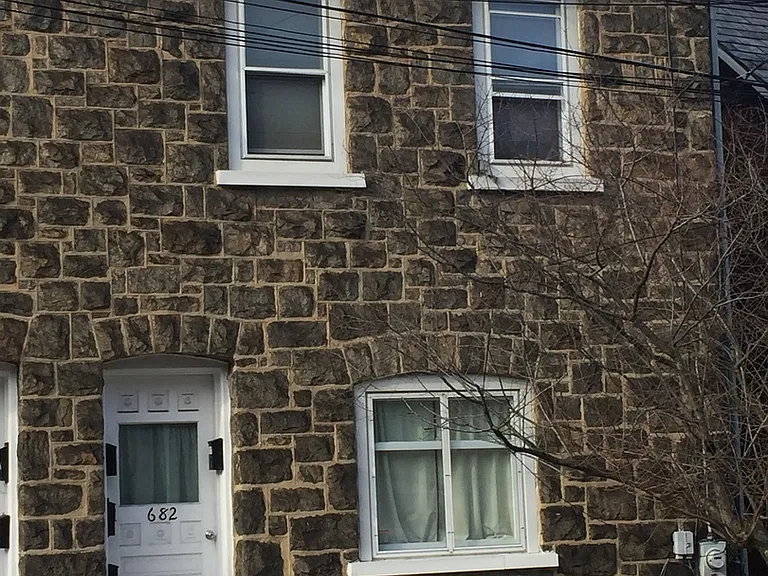 Hayes 682-684 — Photo 1