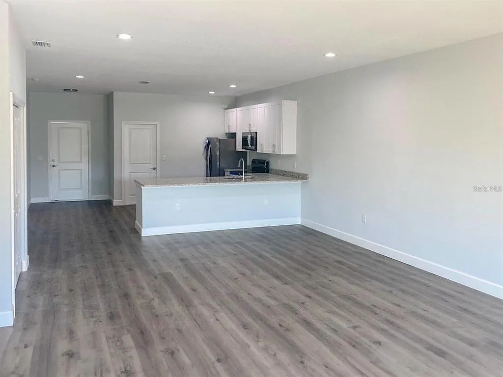 3 bed, 2.0 bath, 1379 sqft, $1,697 — Photo 2