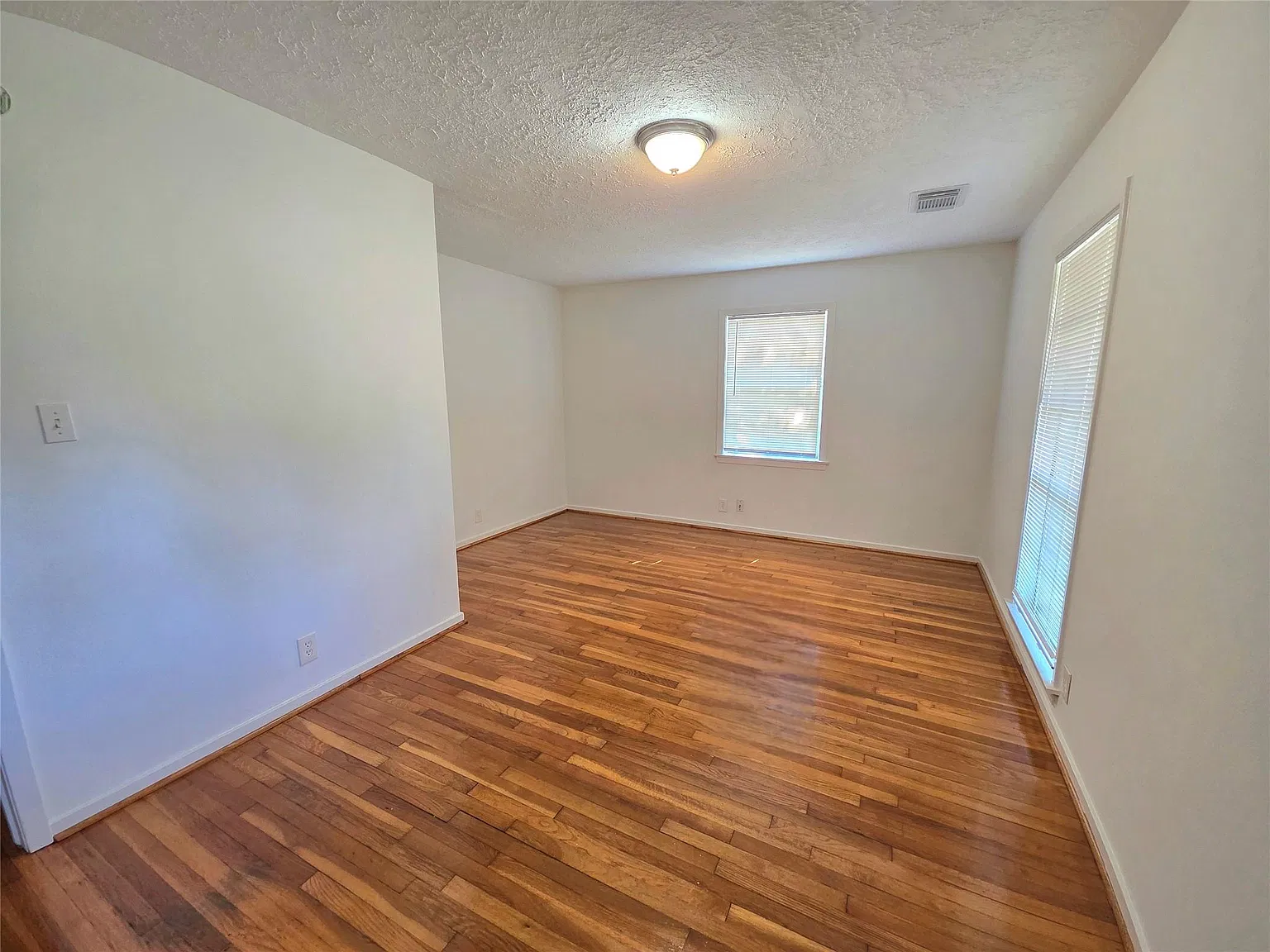 3 bed, 1.0 bath, 1382 sqft, $1,650 — Photo 3