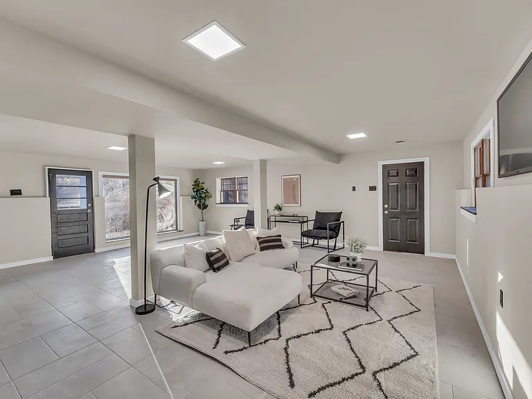 1011 Washington Ave S — Photo 8