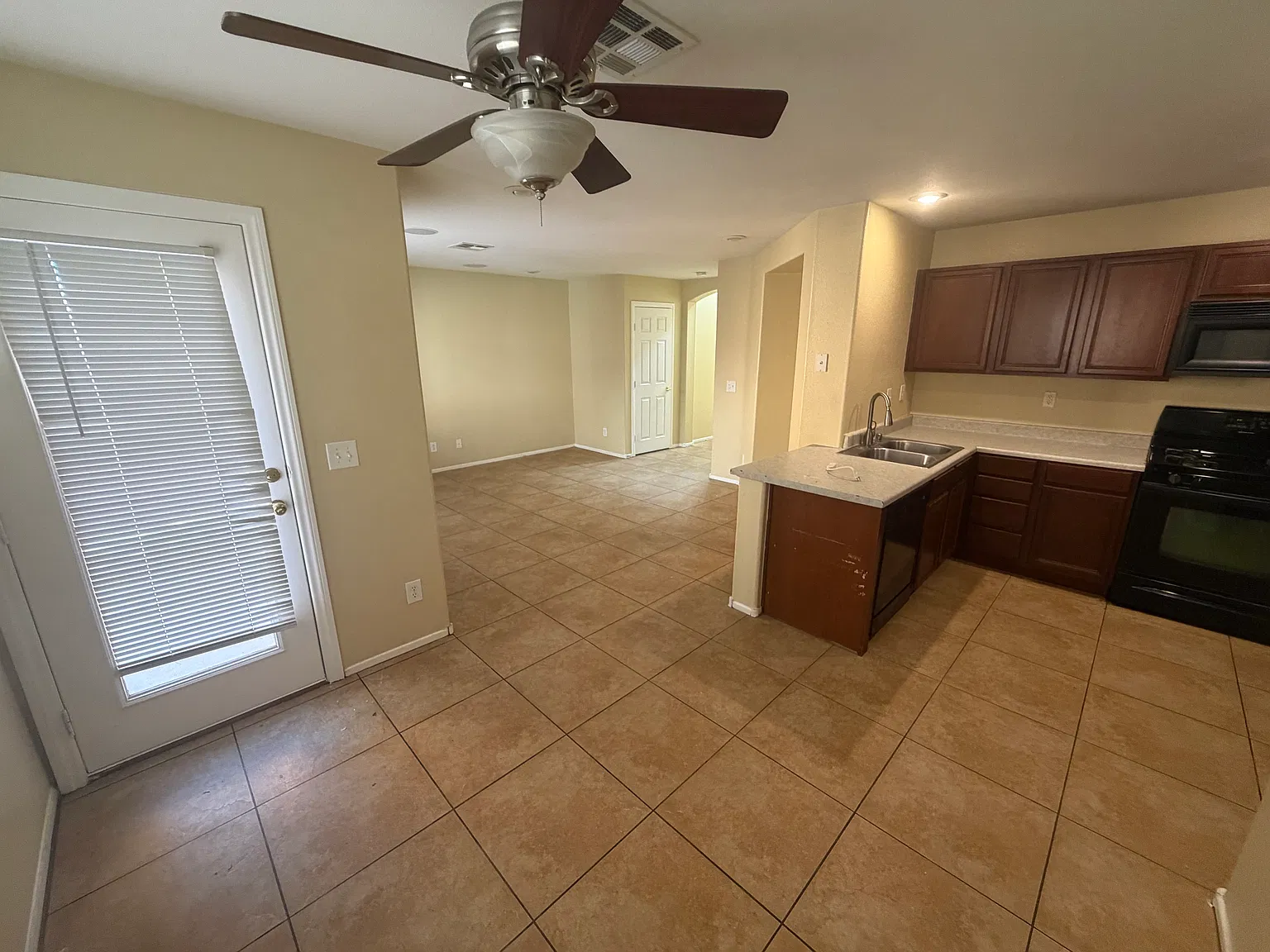 3 bed, 2.5 bath, 1421 sqft, $1,900 — Photo 4