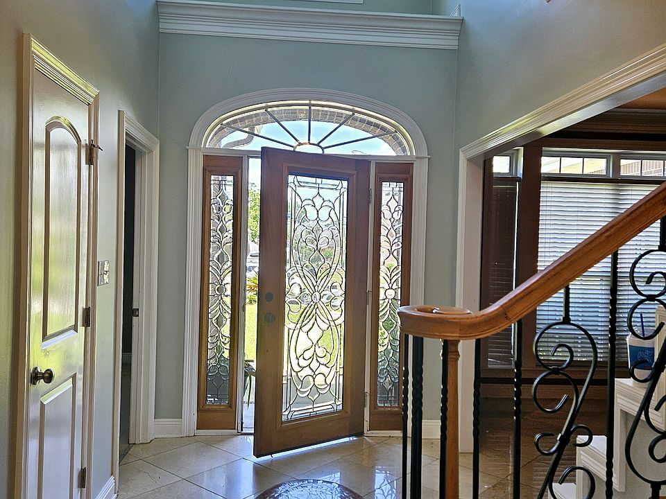 Front Entrance Private room on the side.