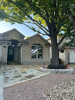4 bed, 2.0 bath, 2113 sqft, $2,225 — Photo 2