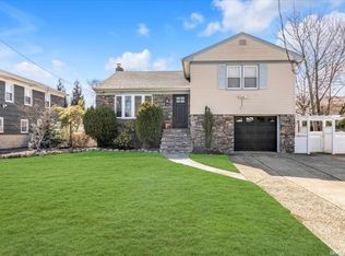 330 Lincoln Ave, Rockville Centre, NY 11570