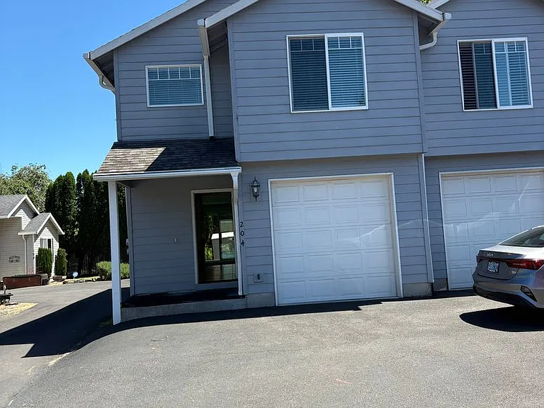 204 SE Kane Dr — Photo 1