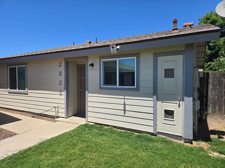 2536 W Chestnut Ct — Photo 2