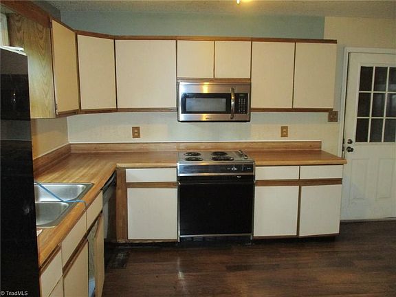 3rd image of 7 Loney Cir