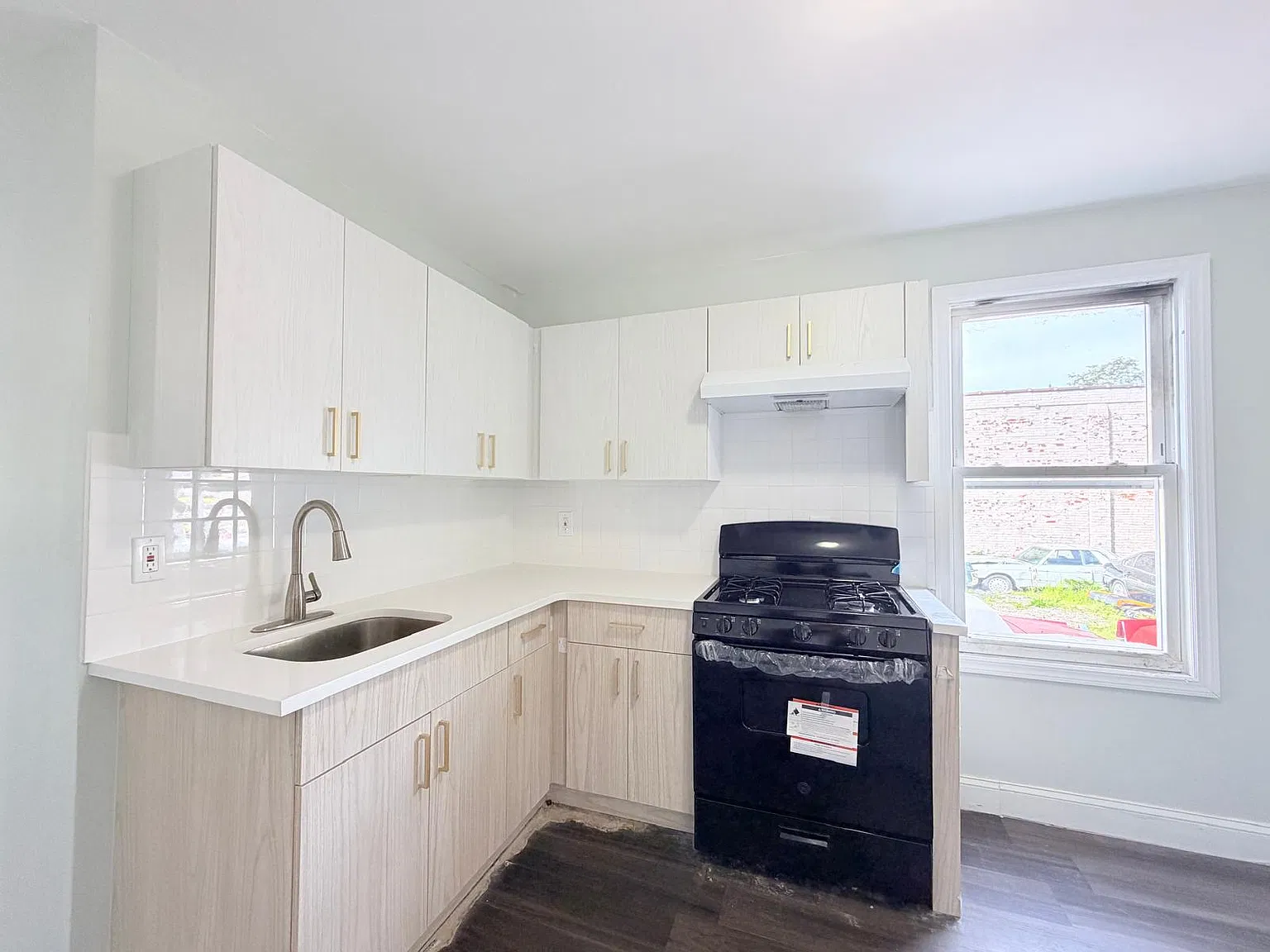 423 E 1st Ave — Photo 1
