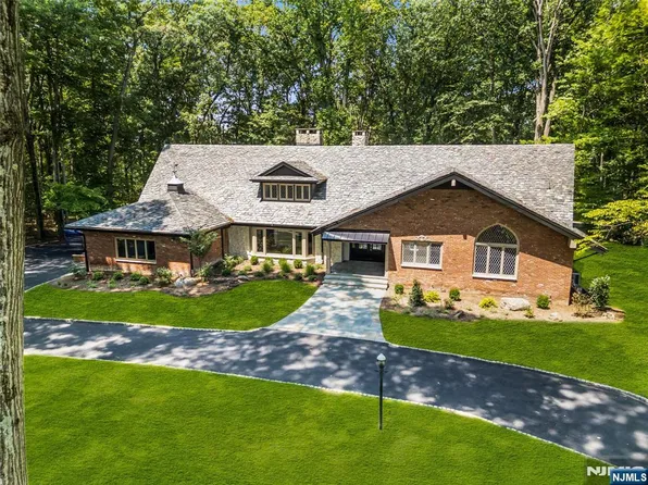 17 Deerhill Dr, Ho Ho Kus, NJ 07423