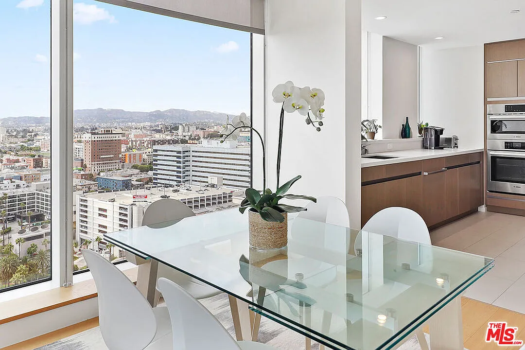 2 bed, 3.0 bath, 1610 sqft, $5,950 — Photo 3