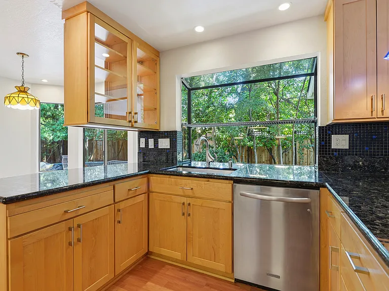 450 Marion Ave — Photo 23