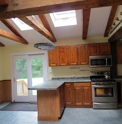 3rd image of 463 Kingsbury Ave