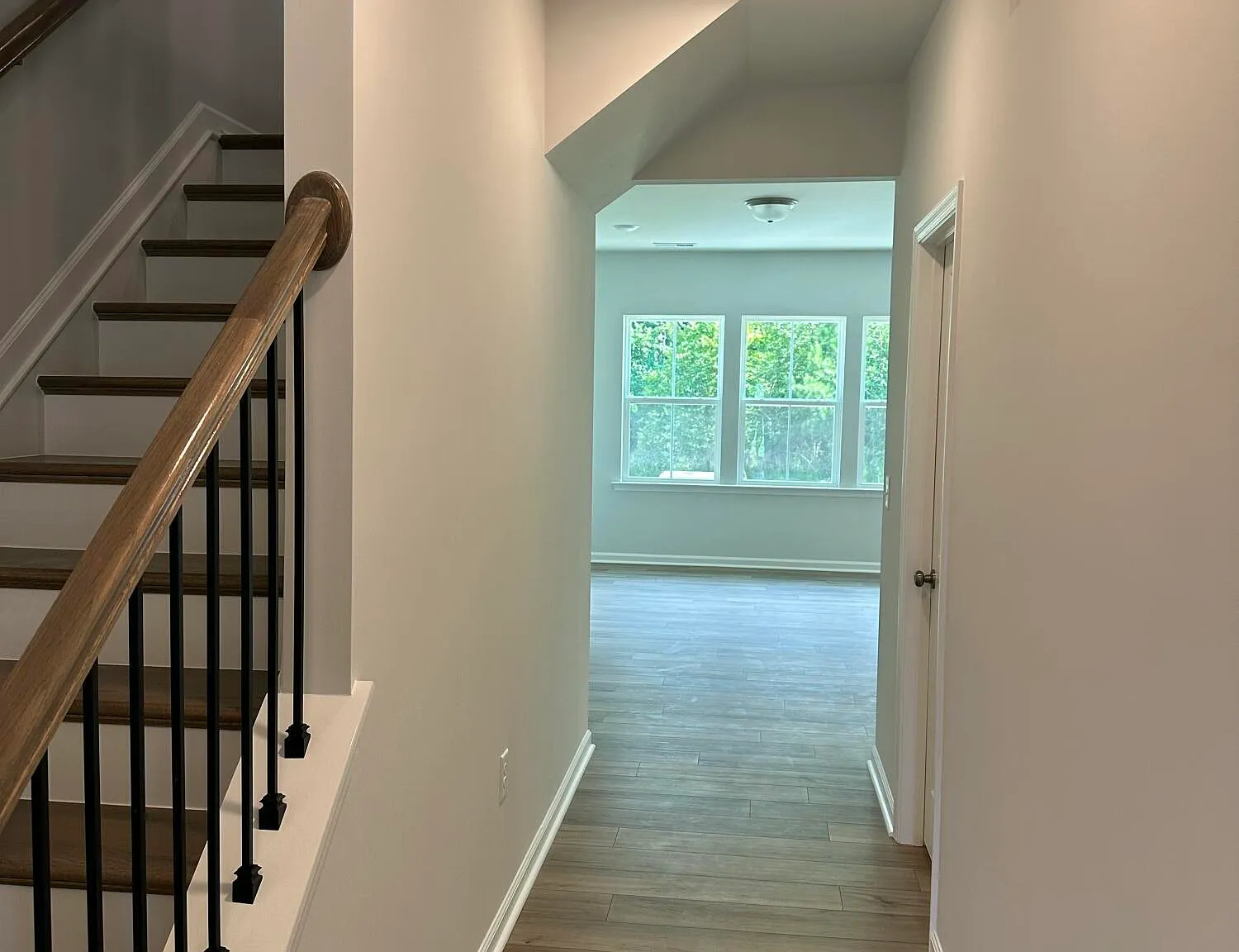 3 bed, 2.5 bath, 1861 sqft, $2,145 — Photo 2