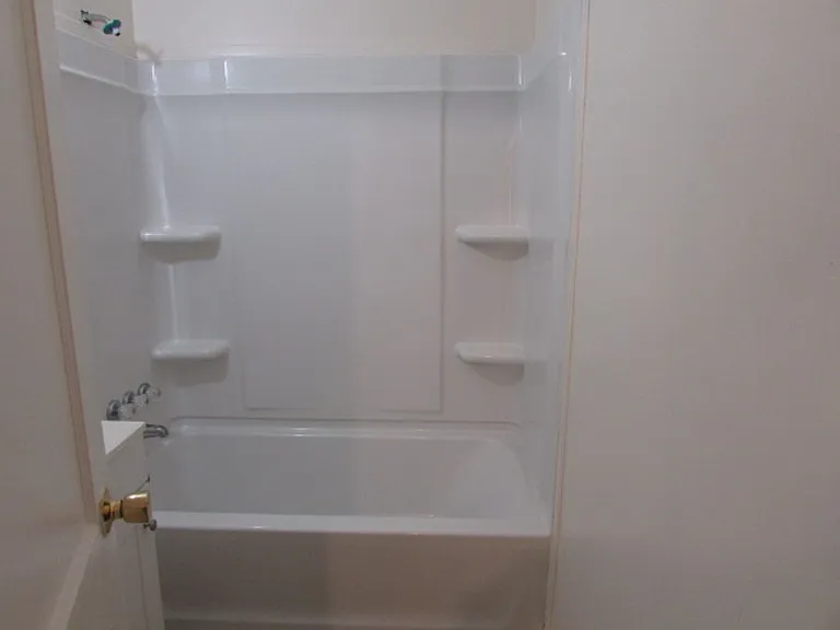 413 Loring Dr — Photo 5