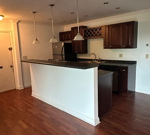 3rd image of 991 Manor Ln