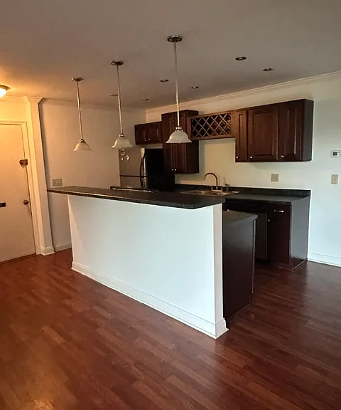 991 Manor Ln — Photo 3