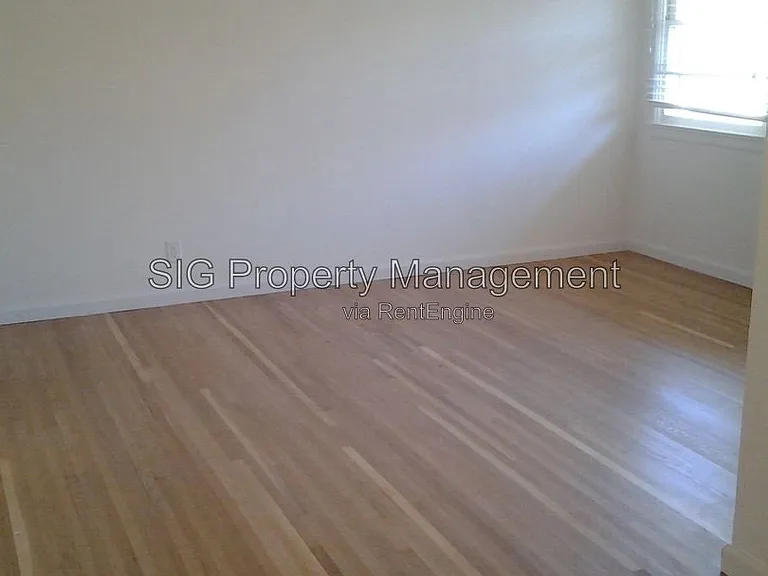 1702 W Victory Blvd — Photo 8