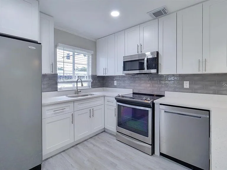 976 W Fairbanks Ave — Photo 2