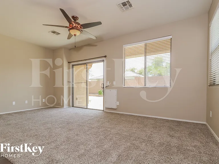 15427 W Canterbury Dr — Photo 4