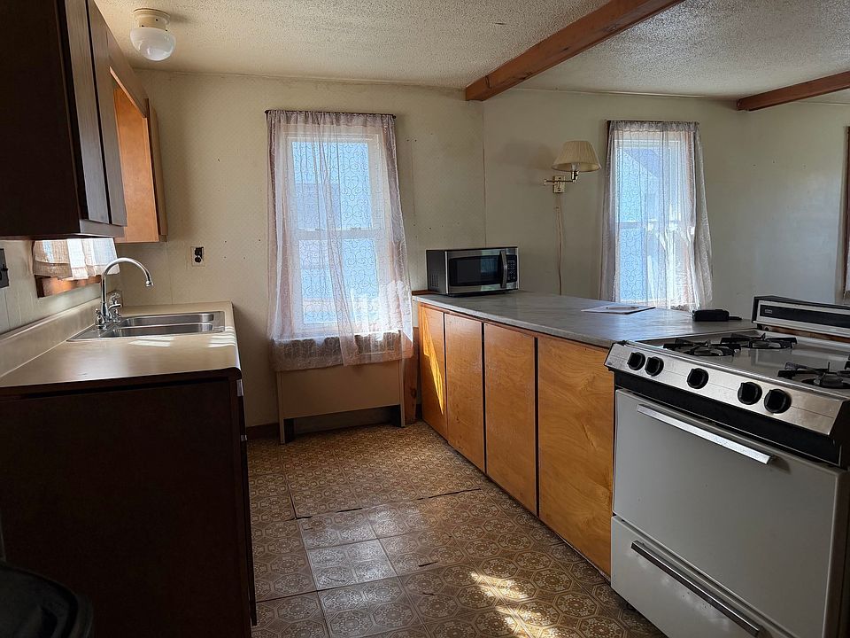 10th image of 1052 Pine Rd