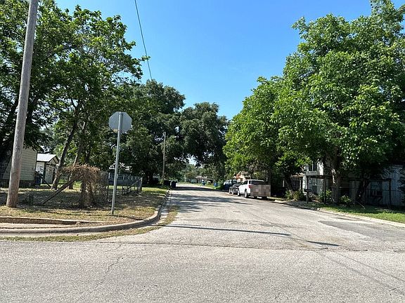 5th image of 621 Burmeister St