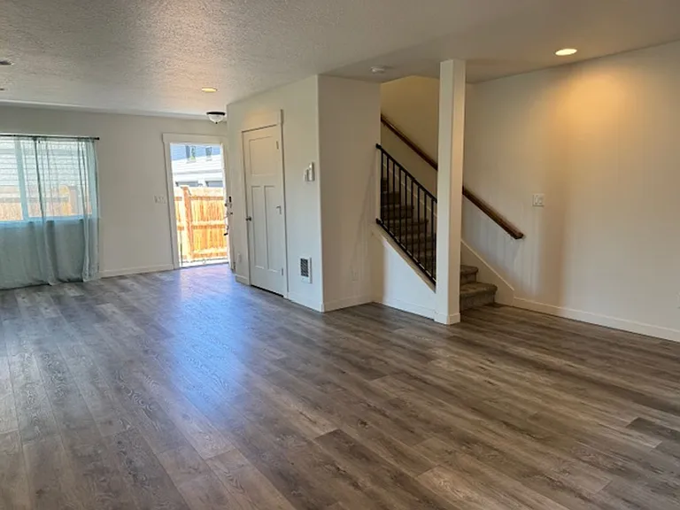 639 SE Reed Market Rd #2 — Photo 6