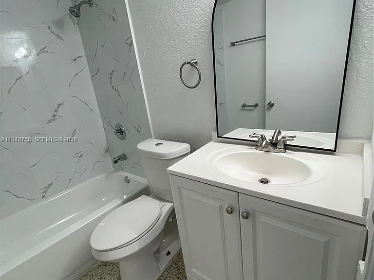 142 SW 18th Ave #19 — Photo 19