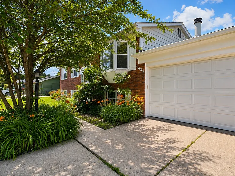 1431 Meadow Dr — Photo 2