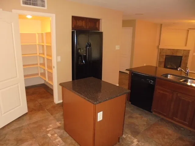 4 bed, 2.0 bath, 1943 sqft, $2,470 — Photo 3