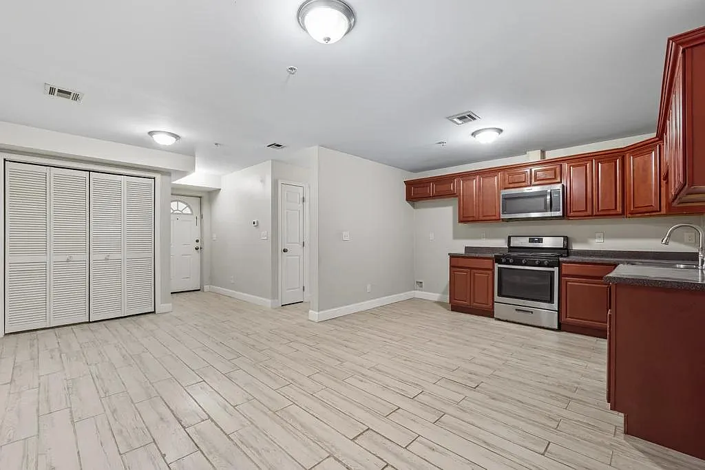 3 bed, 1800 sqft, $2,399 — Photo 3