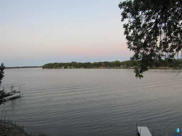 2876 Edgewater Dr, Gary, SD 57237