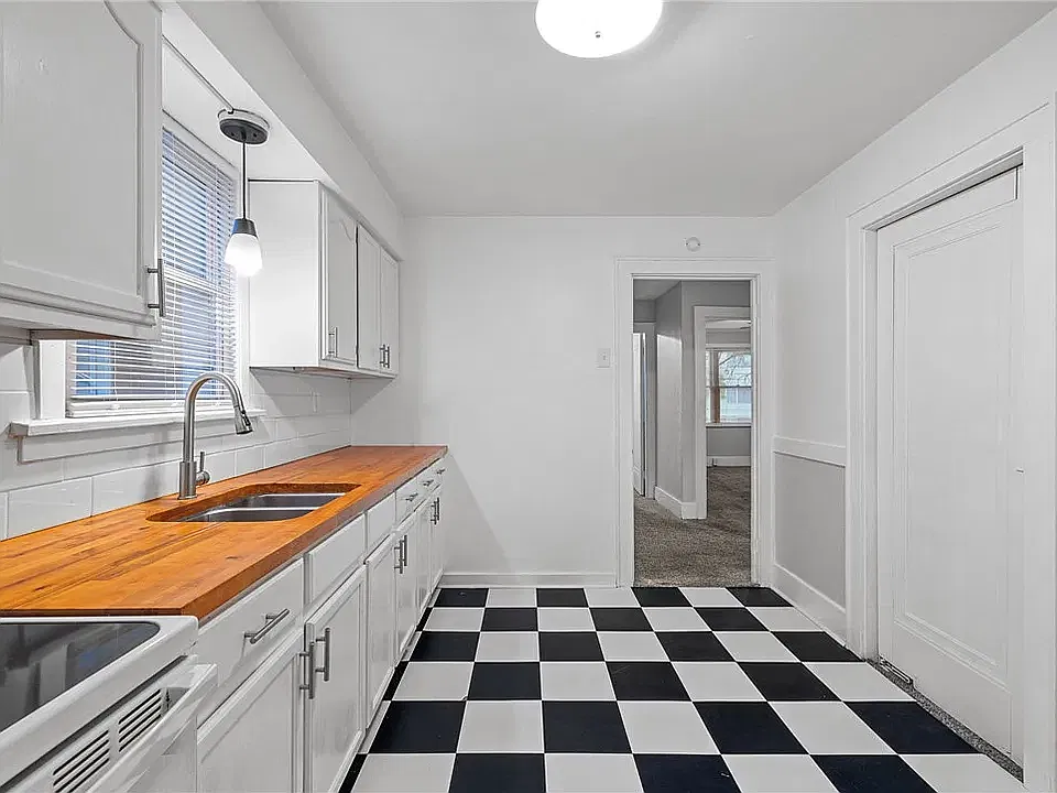 3 bed, 1000 sqft, $1,200 — Photo 2