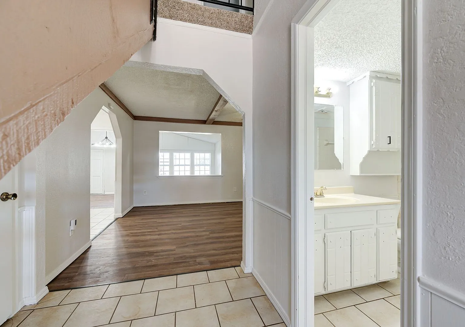 Two-Story 4 bed 2 bath Home in the Heart of Moore! — Photo 4