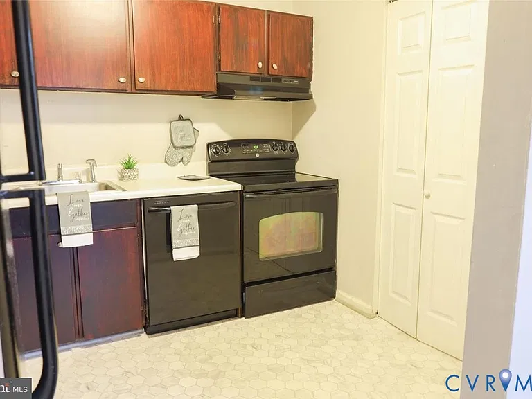 3221 Hunters Mill Dr — Photo 2