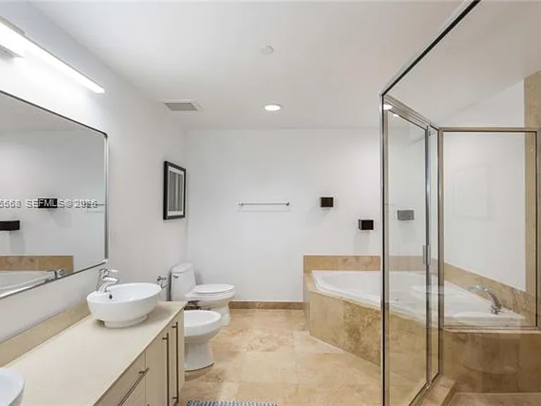 700 NE 25th St #1902 — Photo 10
