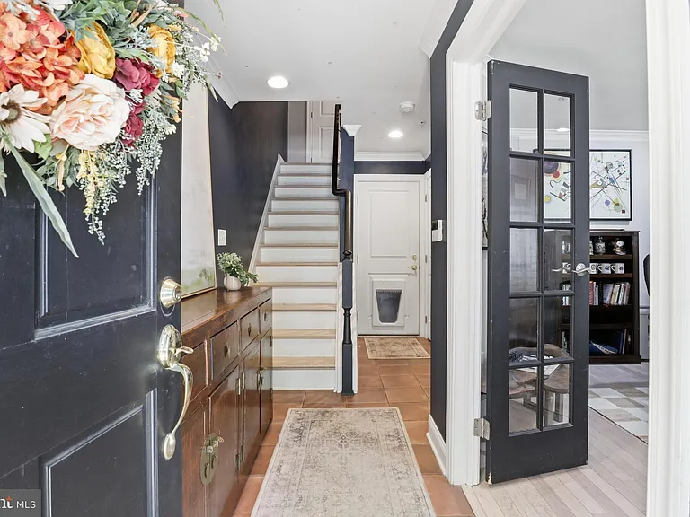 301 S Henry St — Photo 4