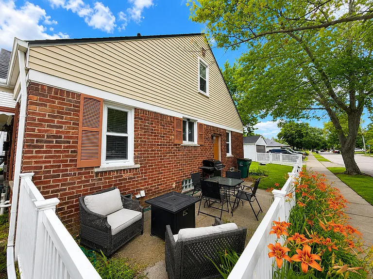 1089 Cambridge Rd — Photo 3