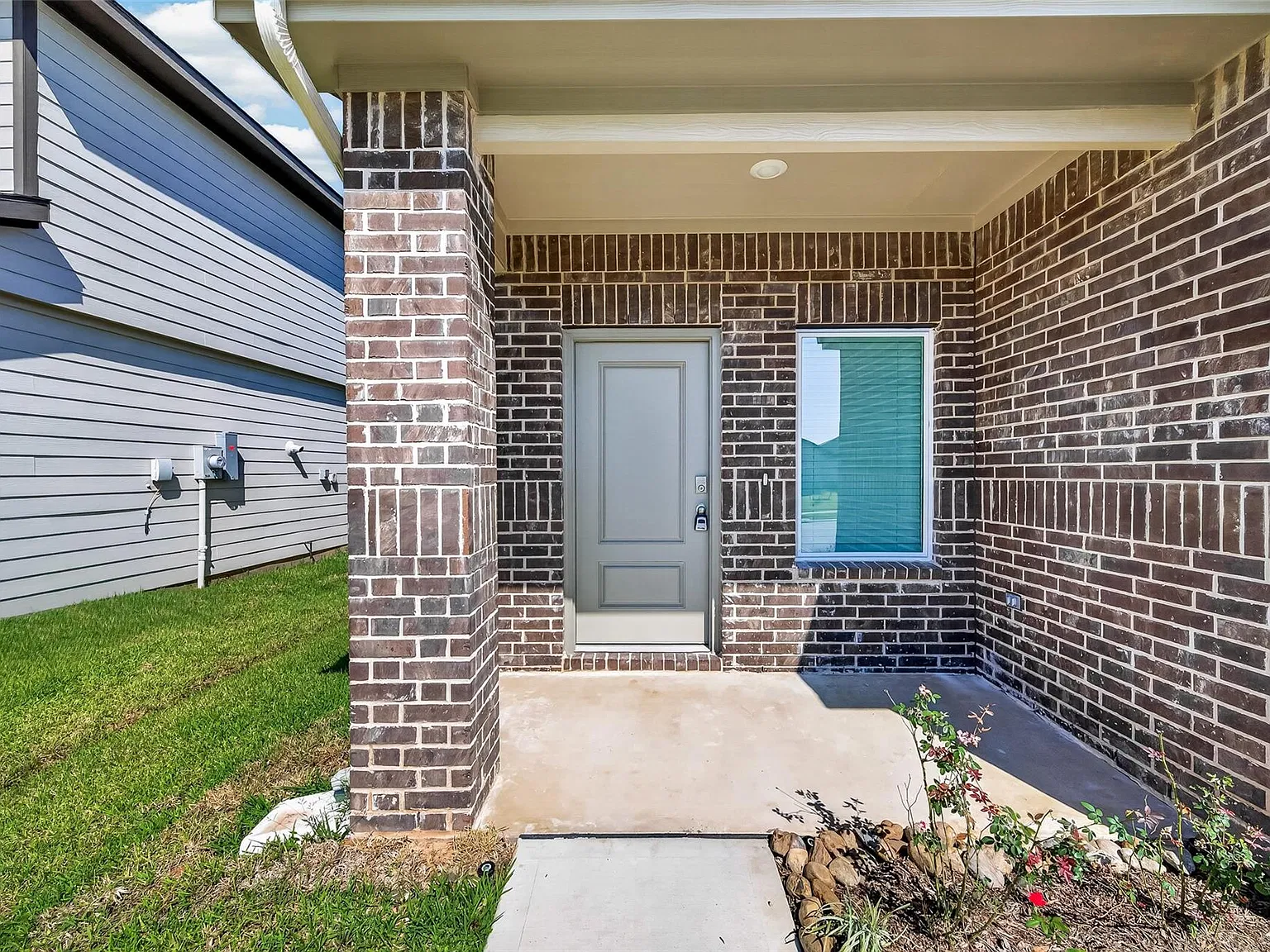 4 bed, 2.5 bath, 2042 sqft, $2,350 — Photo 2