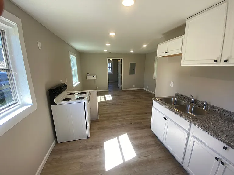 2106 S Andrews Cir — Photo 2
